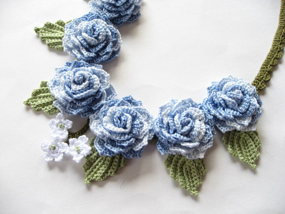 レース編み　薔薇のネックレス　ブルー系 2枚目の画像