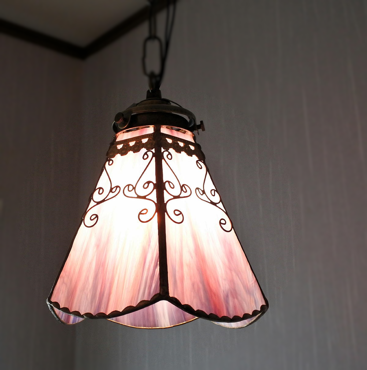 パープルとピンクのステンドグラスランプ