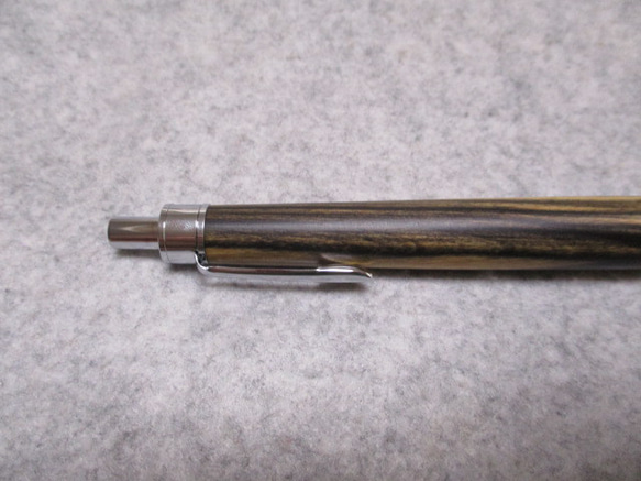 ブラック＆ホワイトエボニー　キヌカオイル仕上げ　木軸ボールペン 6枚目の画像