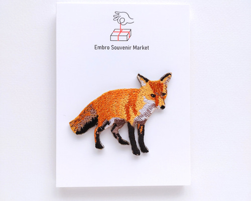 デモデ　キツネブローチ 羊毛フェルトかわいい小さなキツネのブローチ 全身小キツネの