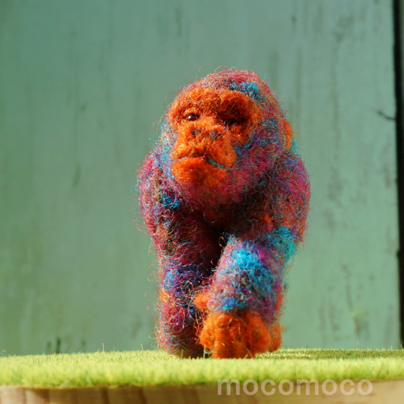 フェルティングpetit彫刻「Colorful world」（ゴリラ）　☆あかころ☆羊毛フェルティング☆akatin☆ 1枚目の画像