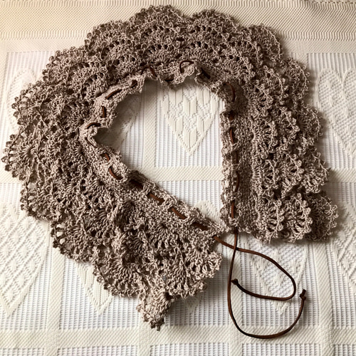 ナチュラルブラウンの3段フリルつけ襟 マフラー tsug-mug 通販