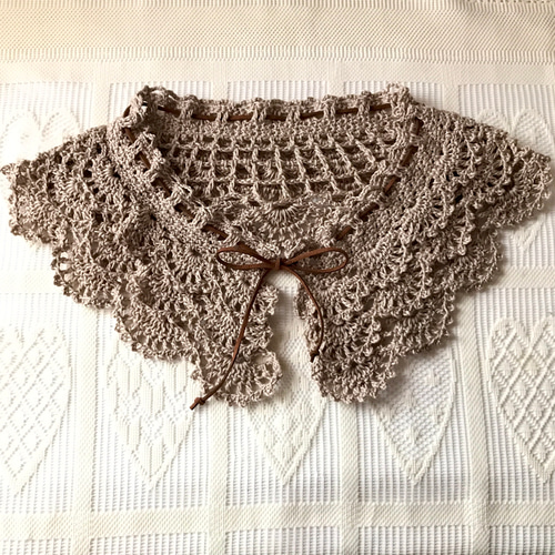 ナチュラルブラウンの3段フリルつけ襟 マフラー tsug-mug 通販