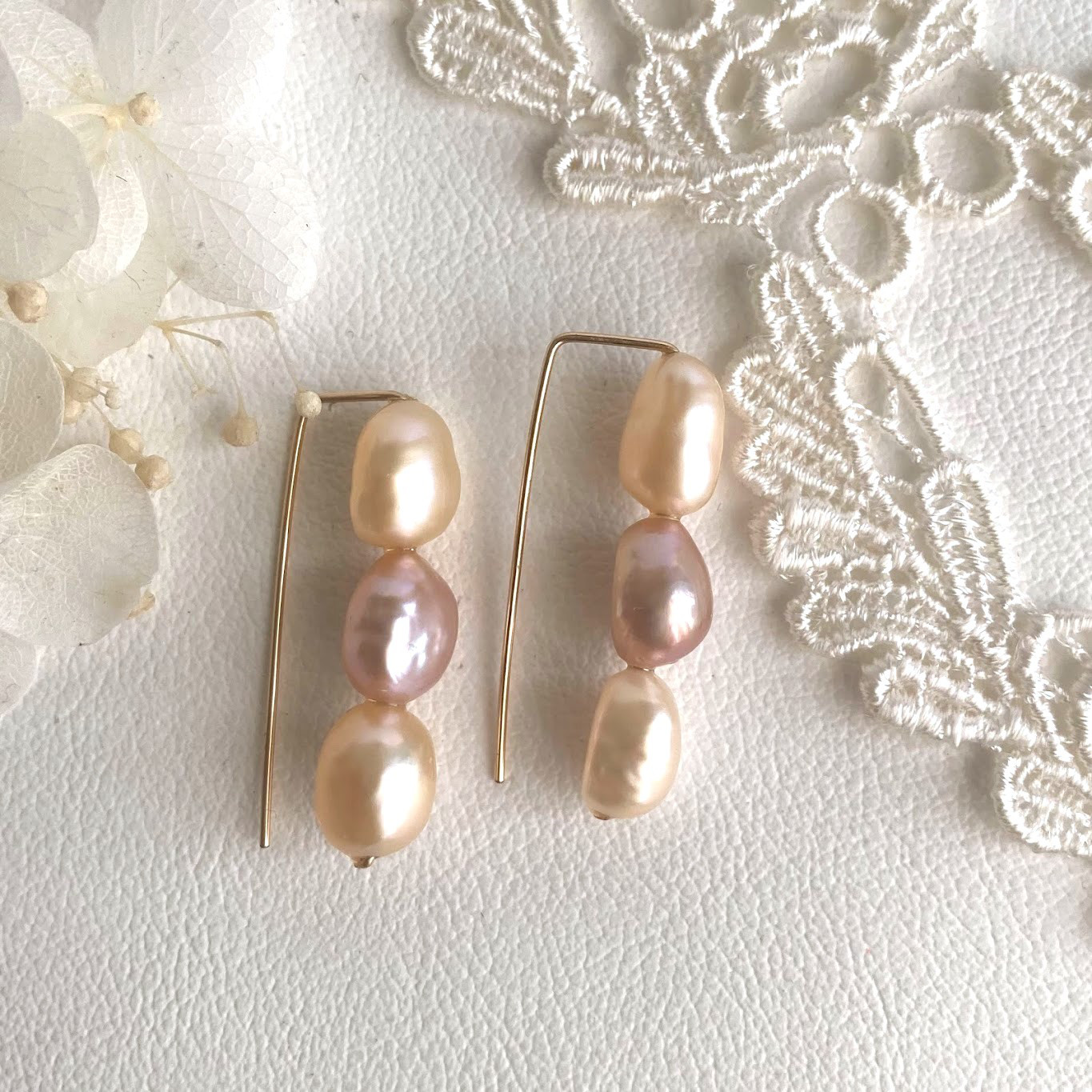 バロック淡水真珠ミックスカラー・3pcs＊角フックピアス