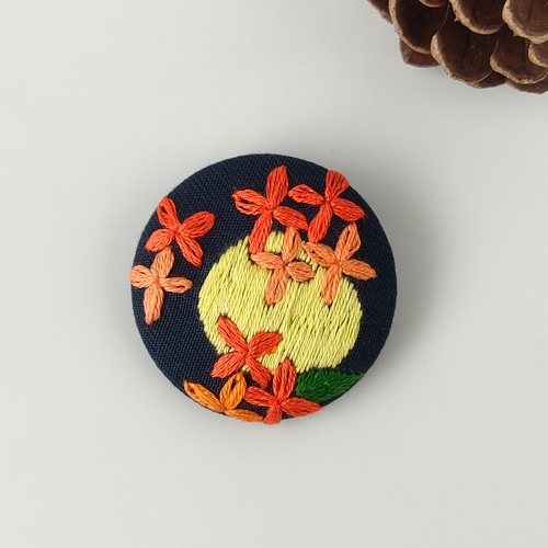 お月さまと金木犀刺繍ブローチ 秋 ブローチ かなちゃん手刺繍工房 通販  