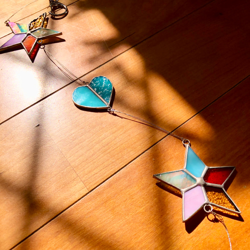 ✴︎新作✴︎カラフル 星とハートのサンキャッチャー☆ステンドグラス