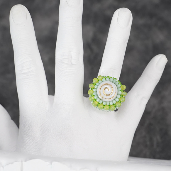 閒聊戒指，也可用於繫圍巾 174 均碼串珠刺繡戒指 綠色漩渦超大戒指 第4張的照片