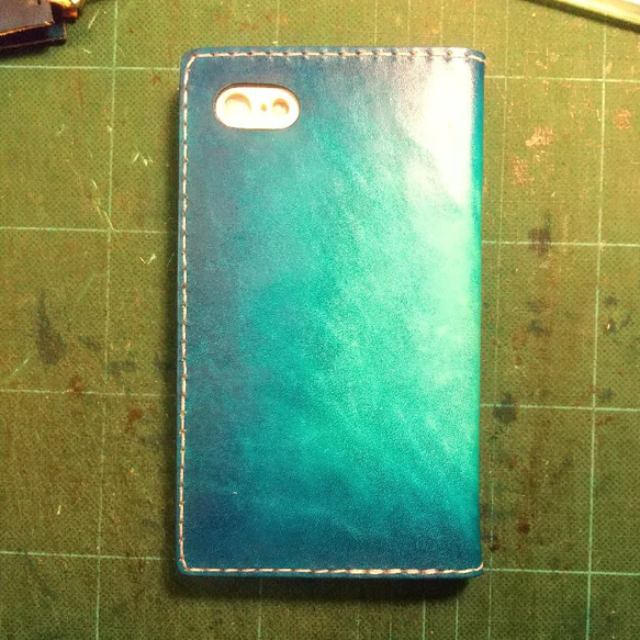 【ヒロアキ様ご注文】スマホケース ヌメ革 海の色 iPhone SE 1枚目の画像