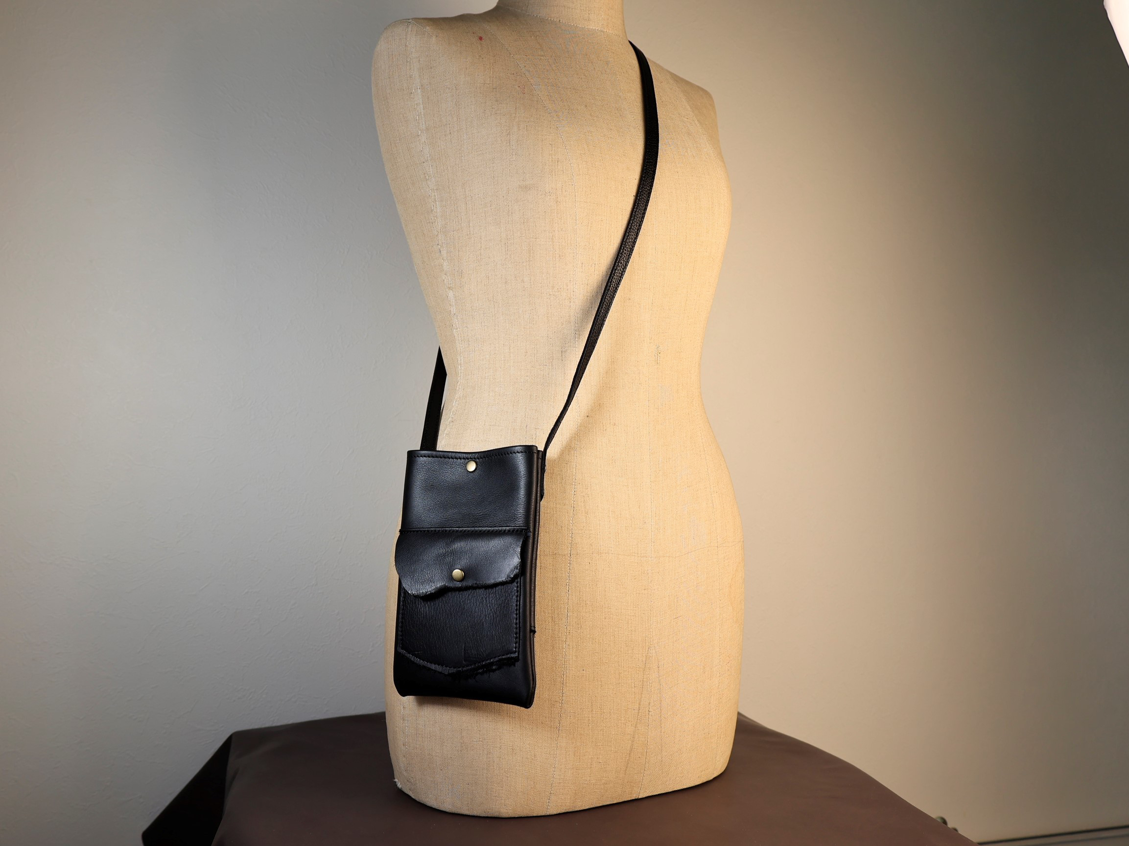 『ワケありな逸品』オールレザーのスマホポシェット,corduraサコッシュ