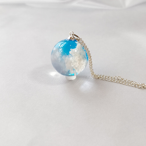 入道雲と水色の青空の球体レジンのネックレス ネックレス・ペンダント