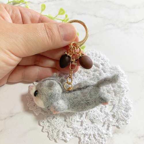♡しあわせはこぶ 空飛ぶモモンガ♡羊毛フェルトキーホルダー 樹脂粘土