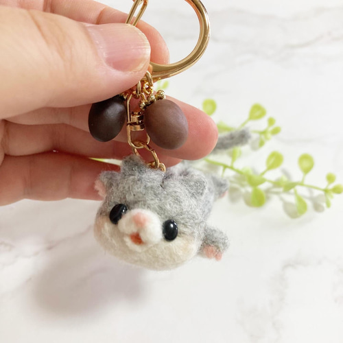 ♡しあわせはこぶ 空飛ぶモモンガ♡羊毛フェルトキーホルダー 樹脂粘土