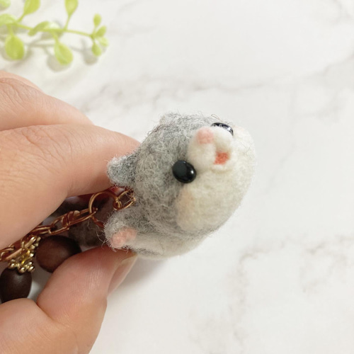 ♡しあわせはこぶ 空飛ぶモモンガ♡羊毛フェルトキーホルダー 樹脂粘土