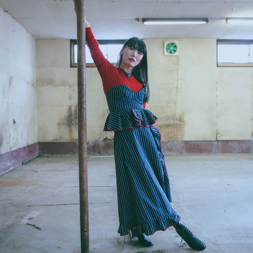 縁フリルスカート-紺ストライプ×赤縁- フレアスカート アンムム 通販