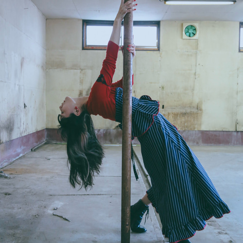 縁フリルスカート-紺ストライプ×赤縁- フレアスカート アンムム 通販