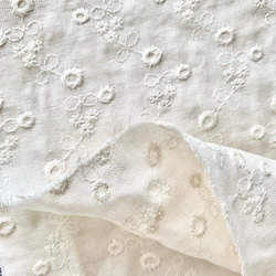 ダブルガーゼ 刺繍 レース 生地 布 布地 コットン ハギレ カットクロス  小花 柄 花柄 綿 クリーム 80cm 2枚目の画像
