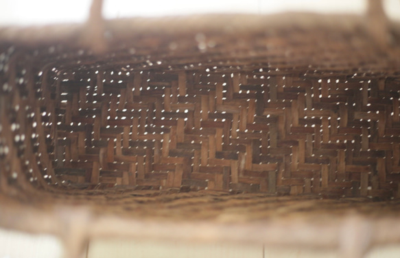 山葡萄　かごバッグ　宮城県産山葡萄樹皮使用　網代編み 3枚目の画像