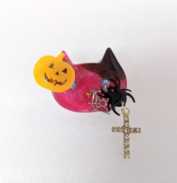 ハロウィンのゾンビネコ　〜蜘蛛の巣〜　ハンドメイド帯留め 3枚目の画像