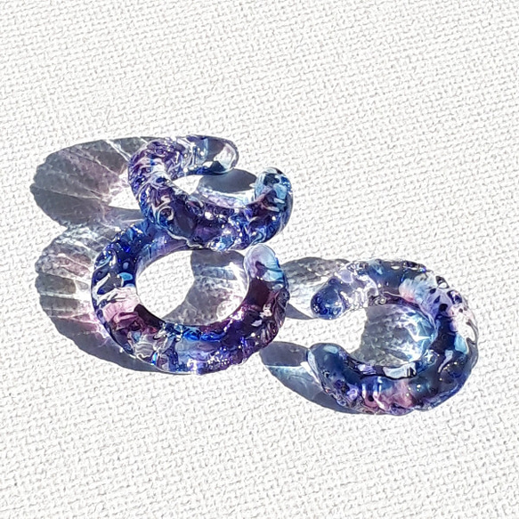 水彩の煌めき　スリム中小2つセット　青&紫　ガラス　イヤーカフ　(片耳) 4枚目の画像