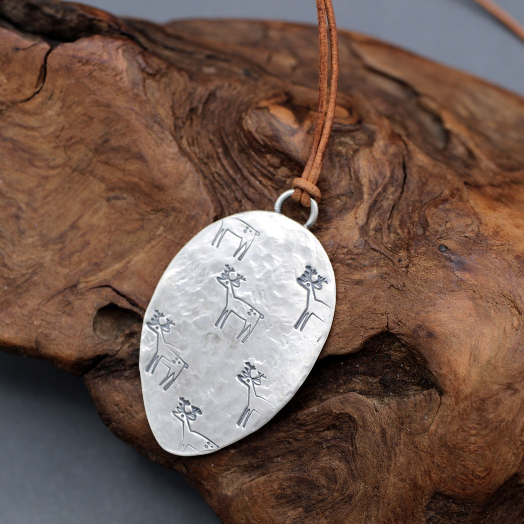 鹿がいっぱい｜カジュアル｜刻印｜槌目｜シルバー｜銀製｜ペンダント｜レザーロープ付｜ナチュラル｜動物｜自然｜やわらかい