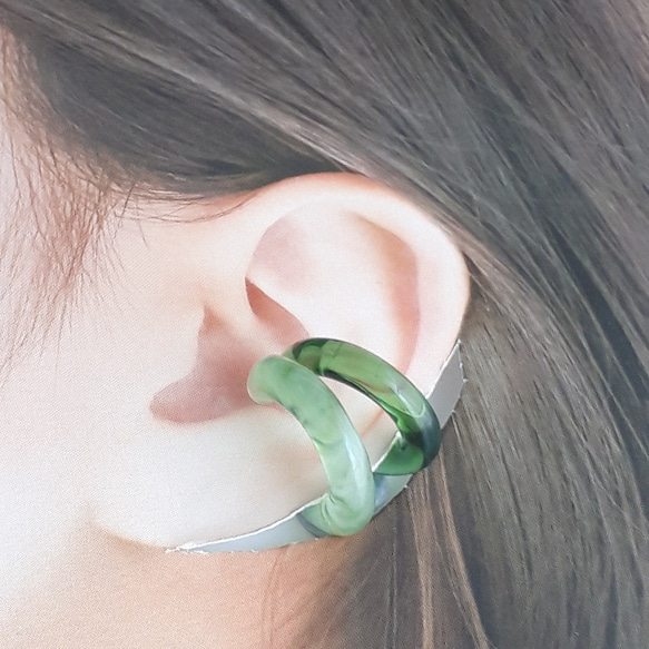 くすみパステル&クリア　スリム2つセット　緑系　ガラス　イヤーカフ　(片耳) 2枚目の画像
