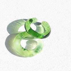 くすみパステル&クリア　スリム2つセット　緑系　ガラス　イヤーカフ　(片耳) 1枚目の画像