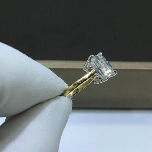 【newデザイン】輝くプリンセス　モアサナイト　ダイヤモンド　リング　K18 モアサナイトリング Pt900 K18 18金 計1.32カラット Dカラー