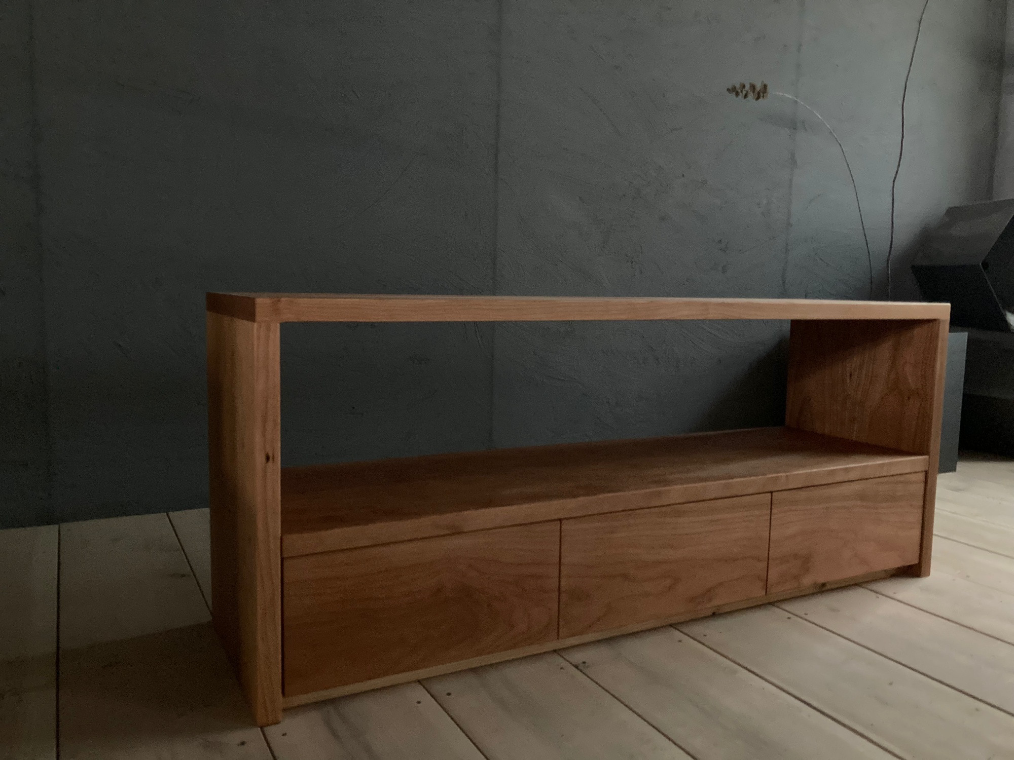 ブラックチェリー無垢材の３連引き出しテレビボード｜サイドテーブル