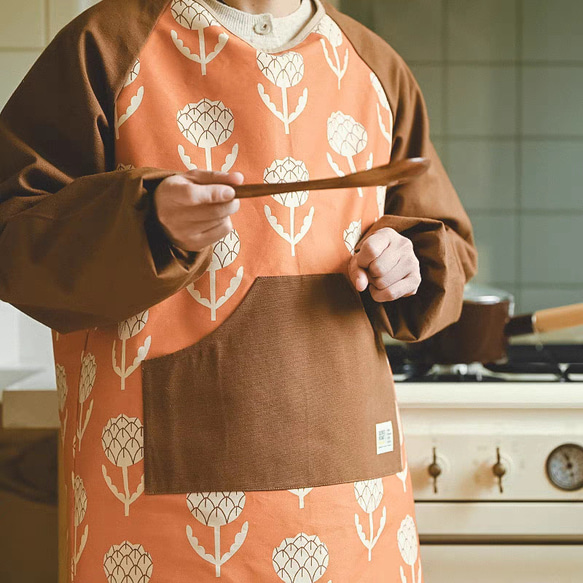 長袖エプロン　カラメル色　花葉柄　綿　ポケット付き　レディースエプロン　 1枚目の画像