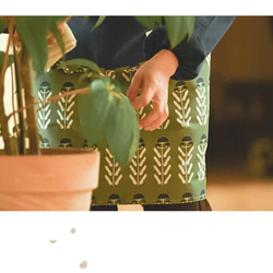 長袖エプロン　ネイビー　グリーン　花葉柄　綿　ポケット付き　レディースエプロン　 2枚目の画像