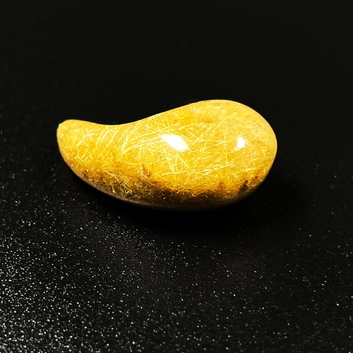 形がカッコいい】一点物 ゴールドルチル 勾玉 Mr114 濃密金針水晶