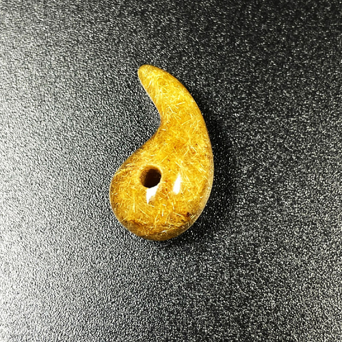 形がカッコいい】一点物 ゴールドルチル 勾玉 Mr114 濃密