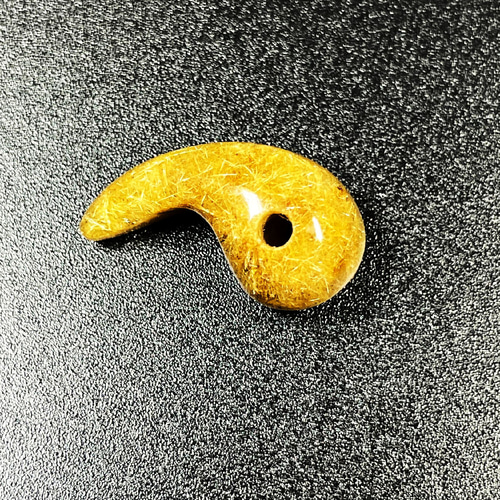 形がカッコいい】一点物 ゴールドルチル 勾玉 Mr114 濃密金針水晶