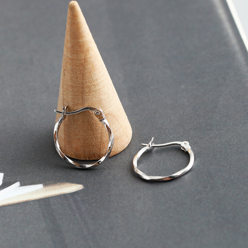 当社の ◇ツイストフープピアス16mm◇シルバー ピアス SV925 ピアス アクセサリー