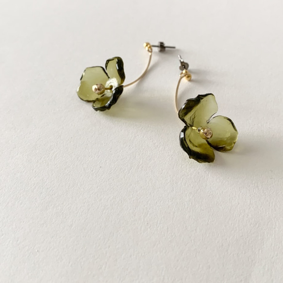 Crystal Clear Single Flower Pierced Earrings / OLIVE 4枚目の画像