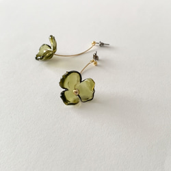 Crystal Clear Single Flower Pierced Earrings / OLIVE 3枚目の画像