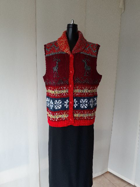 オレンジと紺色のカウチン模様の編み込みベスト