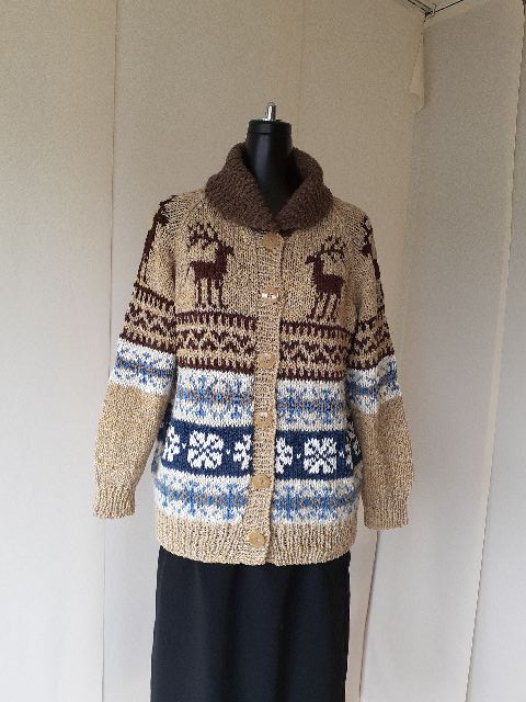 ベージュとブラウンのカウチン模様の編み込みカーディガン