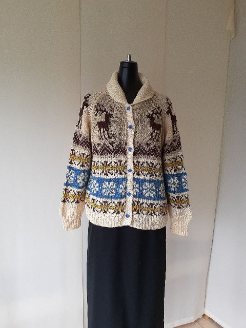 アイボリーとダークブラウンのカウチン模様の編み込みカーディガン