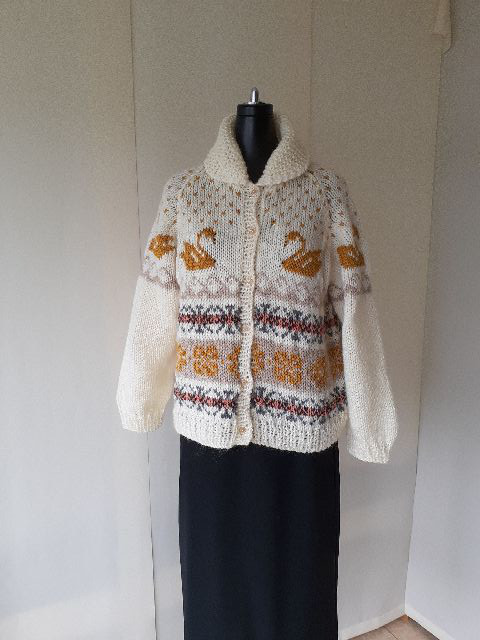 アイボリーモヘアと辛子色のカウチン模様の編み込みカーディガン