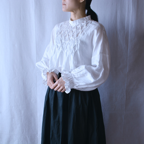 バックタック袖口ゴムギャザーブラウス タックブラウス 袖口ゴム white (ladies)【完成品】 ブラウス La