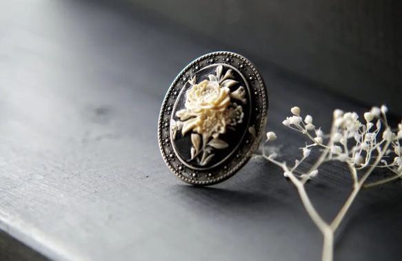 white rose Vintage cabochon /monotone ring 4枚目の画像