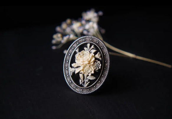 white rose Vintage cabochon /monotone ring 1枚目の画像