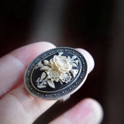 white rose Vintage cabochon /monotone ring 6枚目の画像