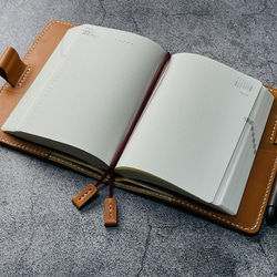 【手縫】ミドリhibino手帳用A6キャメル本革カバー（角花飾）2本しおり付き（バタフライストッパー） 2枚目の画像