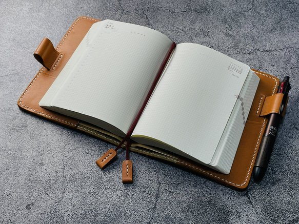 【手縫】ミドリhibino手帳用A6キャメル本革カバー（角花飾）2本しおり付き（バタフライストッパー） 2枚目の画像