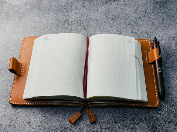 【手縫】ミドリhibino手帳用A6キャメル本革カバー（角花飾）2本しおり付き（バタフライストッパー） 3枚目の画像