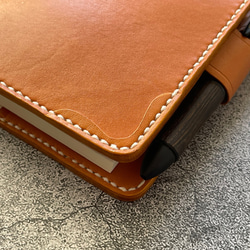 【手縫】ミドリhibino手帳用A6キャメル本革カバー（角花飾）2本しおり付き（バタフライストッパー） 5枚目の画像