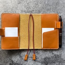 【手縫】ミドリhibino手帳用A6キャメル本革カバー（角花飾）2本しおり付き（バタフライストッパー） 7枚目の画像