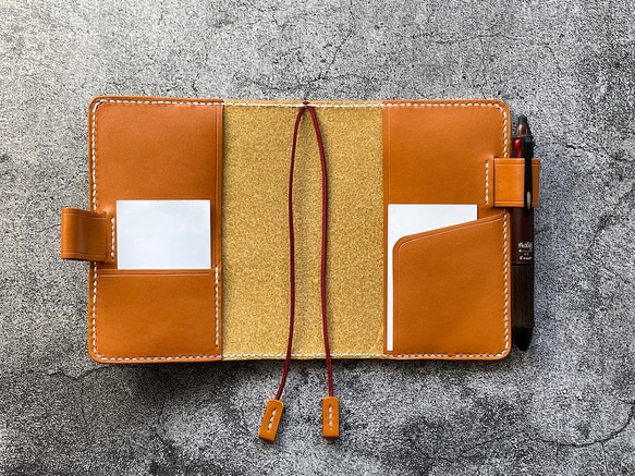 【手縫】ミドリhibino手帳用A6キャメル本革カバー（角花飾）2本しおり付き（バタフライストッパー） 7枚目の画像